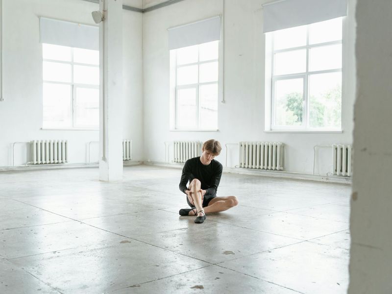 Person concentrating before an exercise session in a calm space.